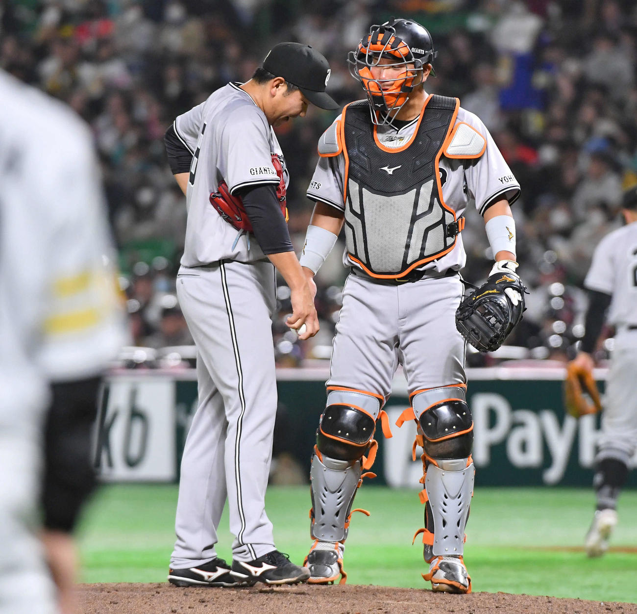 ソフトバンク対巨人　3回裏ソフトバンク2死一、三塁、柳田に中前適時打を打たれた菅野（左）はマウンドで大城卓と話す（撮影・岩下翔太）