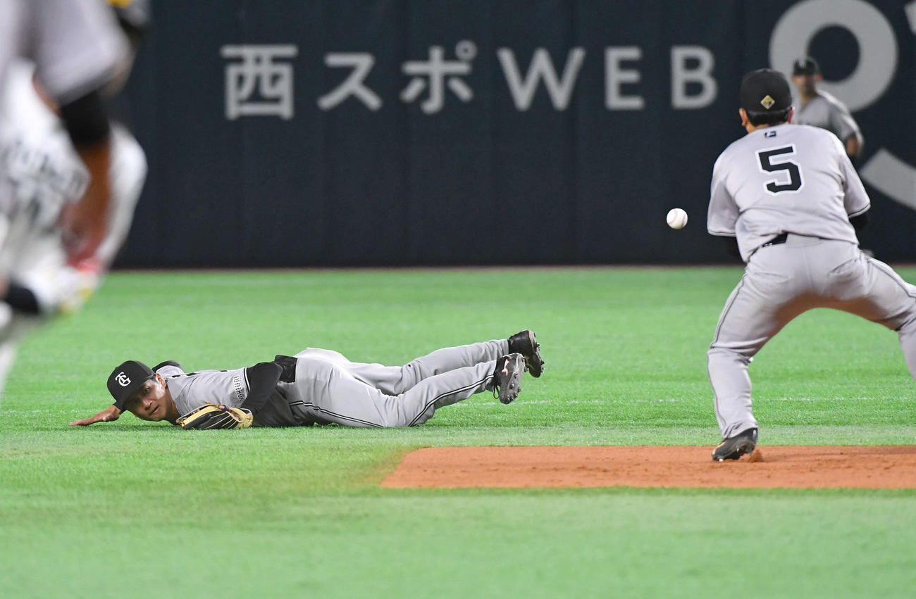 ソフトバンク対巨人　6回裏ソフトバンク1死一、二塁、今宮の二ゴロを好捕し、二塁へグラブトスする泉口（左）（撮影・岩下翔太）