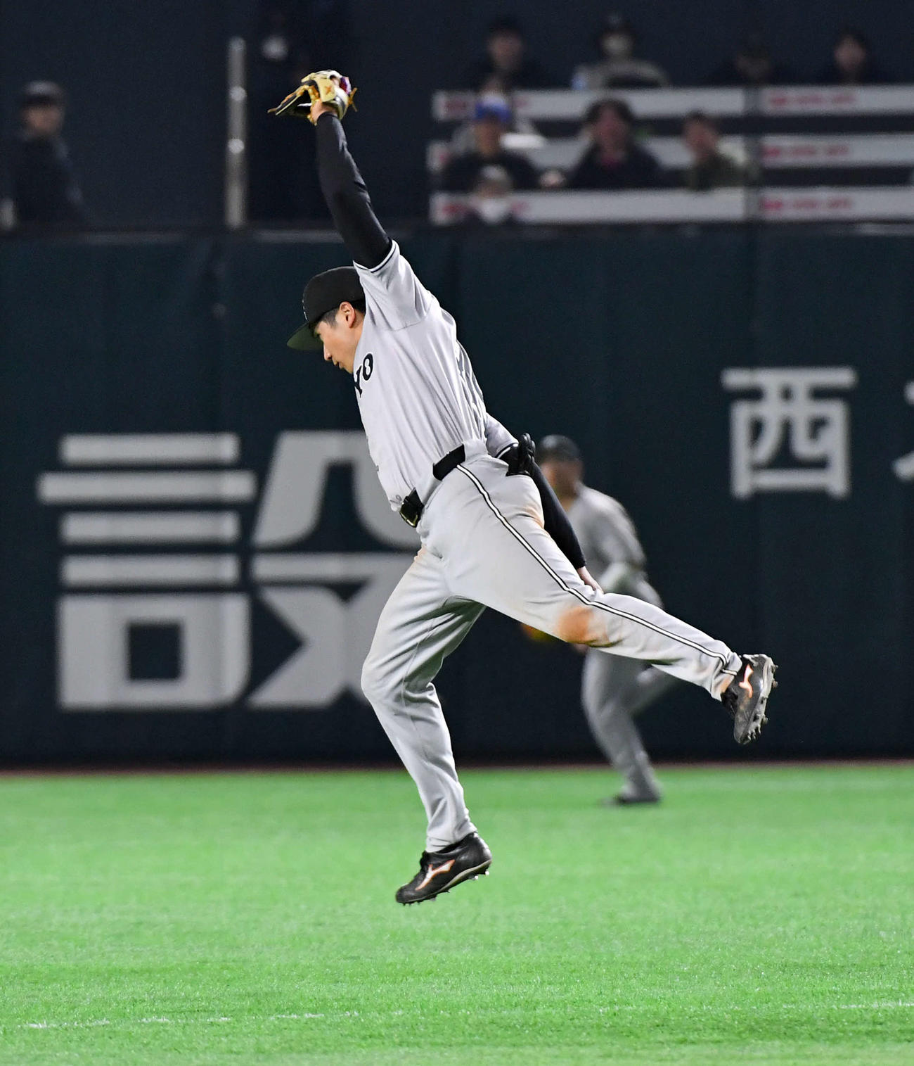 ソフトバンク対巨人　9回裏ソフトバンク2死、ジャンプしながら井上の二飛を捕球する泉口（撮影・岩下翔太）