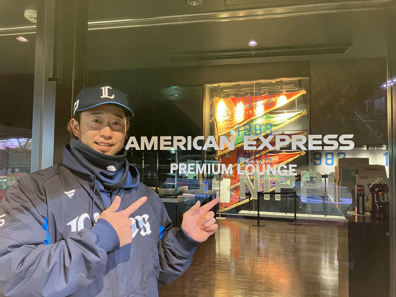 球団史上最高額となる1試合300万円の超高額試合観戦チケット「アメックス　プレミアムVIPチケット」をPRする西武外崎（球団提供）