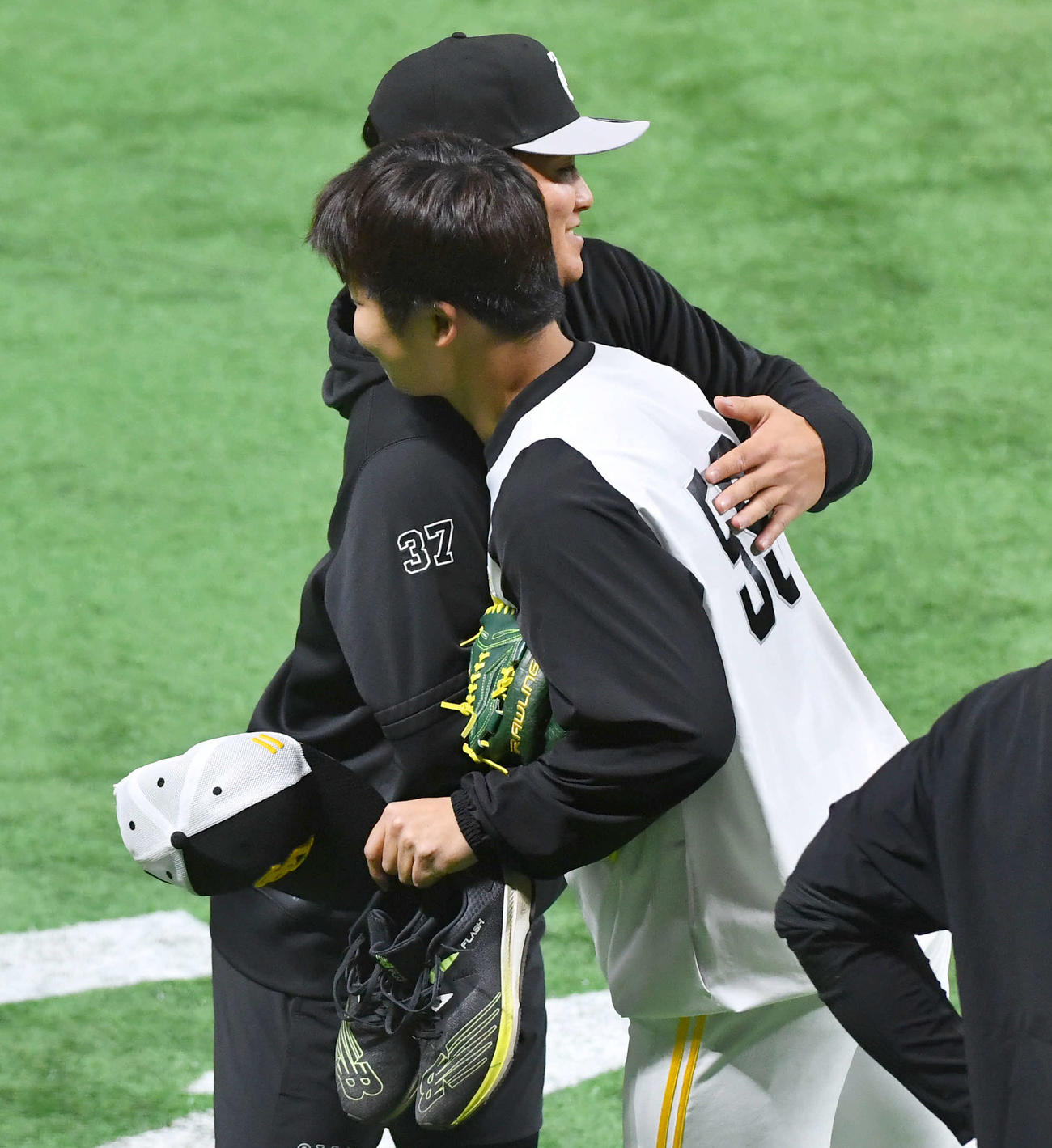ソフトバンク対巨人　試合前、ソフトバンク長谷川（右）と抱き合う巨人郡（撮影・岩下翔太）