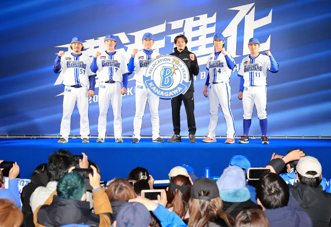 川崎駅前のDeNA出陣式で、集まったファンにガッツポーズする、左から宮崎、佐野、三浦監督、バスケットボールB1川崎の篠山竜青、度会、東（撮影・浅見桂子）