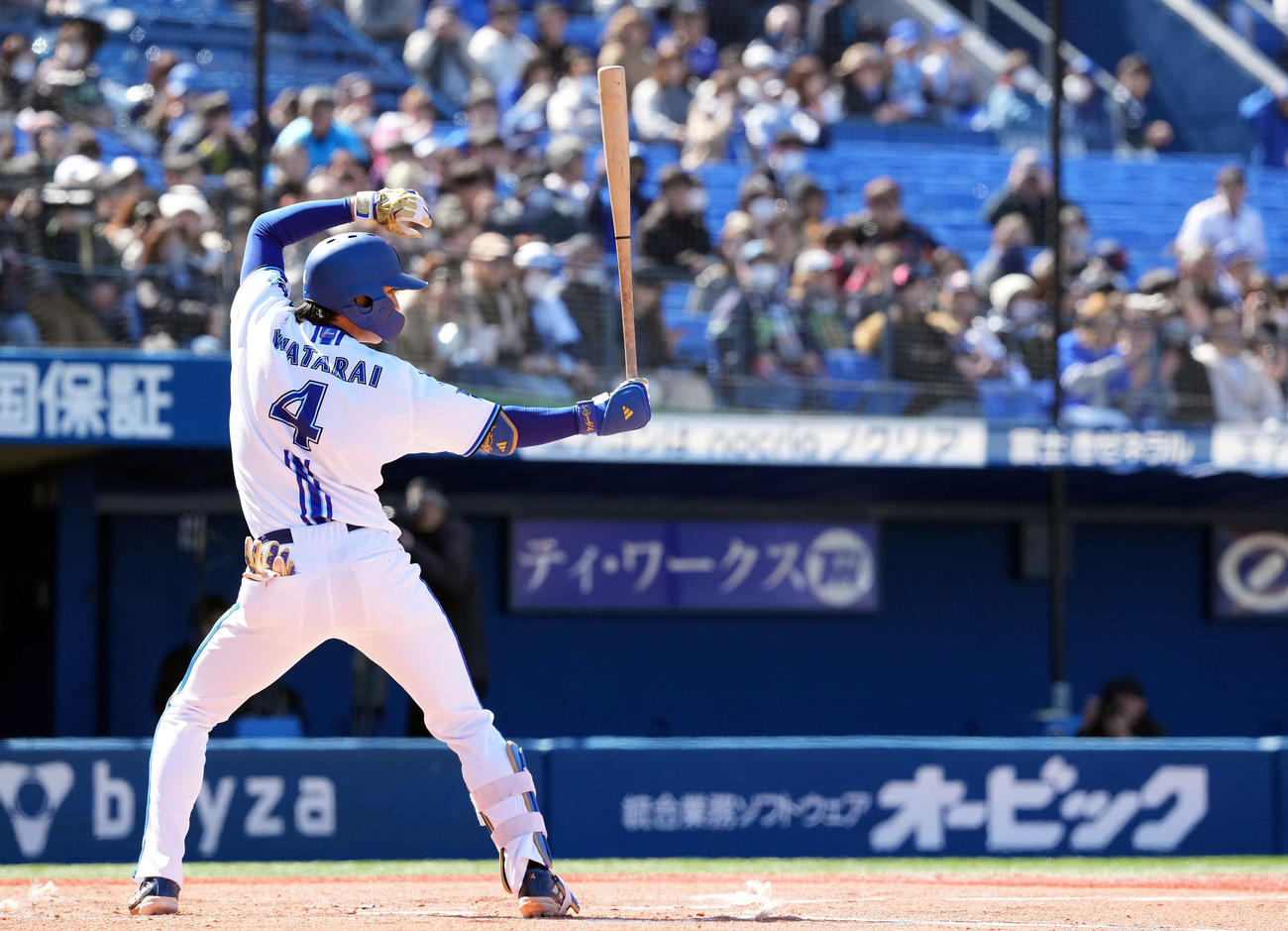 DeNA対ヤクルト　打席に入りポーズを決めるDeNA度会（撮影・たえ見朱実）