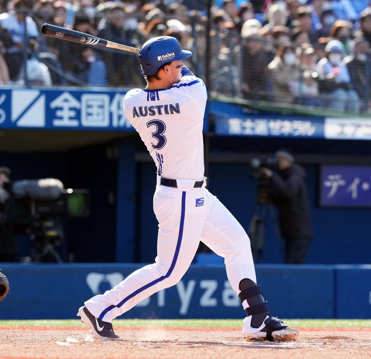 DeNA対ヤクルト　6回裏DeNA無死一、三塁、左越えに3点本塁打を放つオースティン（撮影・たえ見朱実）