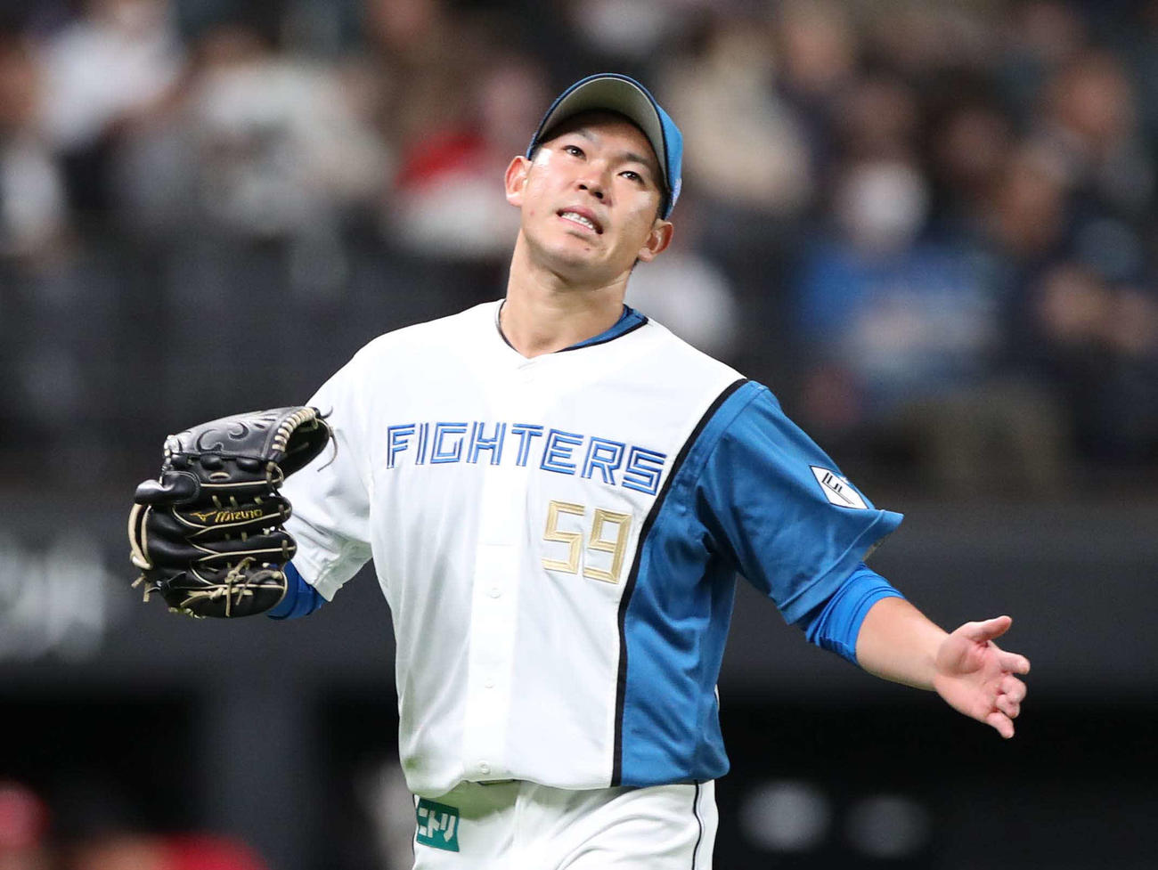 日本ハム対広島　2回表、本塁打を浴び顔をしかめ引き揚げる根本（撮影・黒川智章）