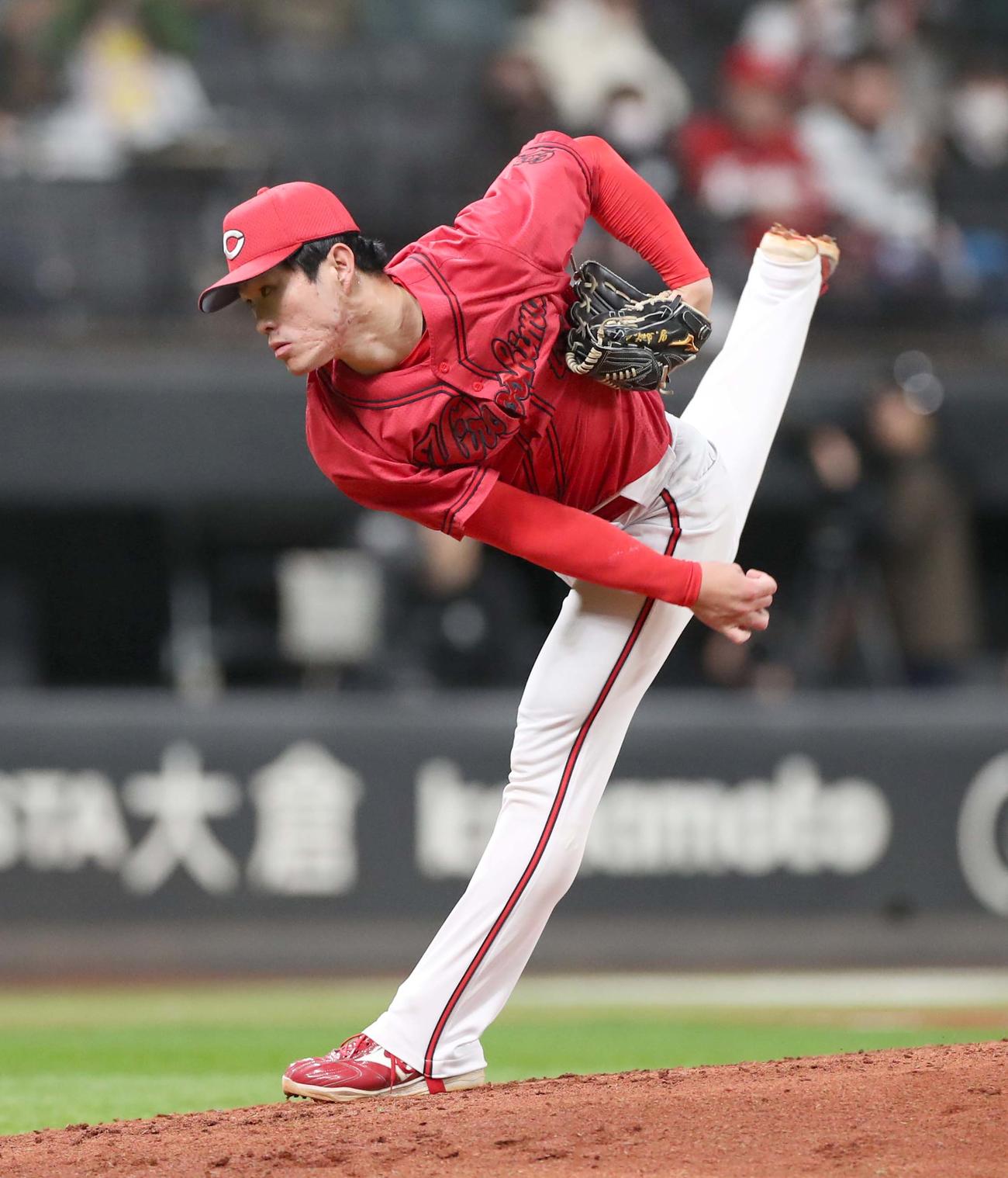 日本ハム対広島　4回から登板の斉藤（撮影・黒川智章）