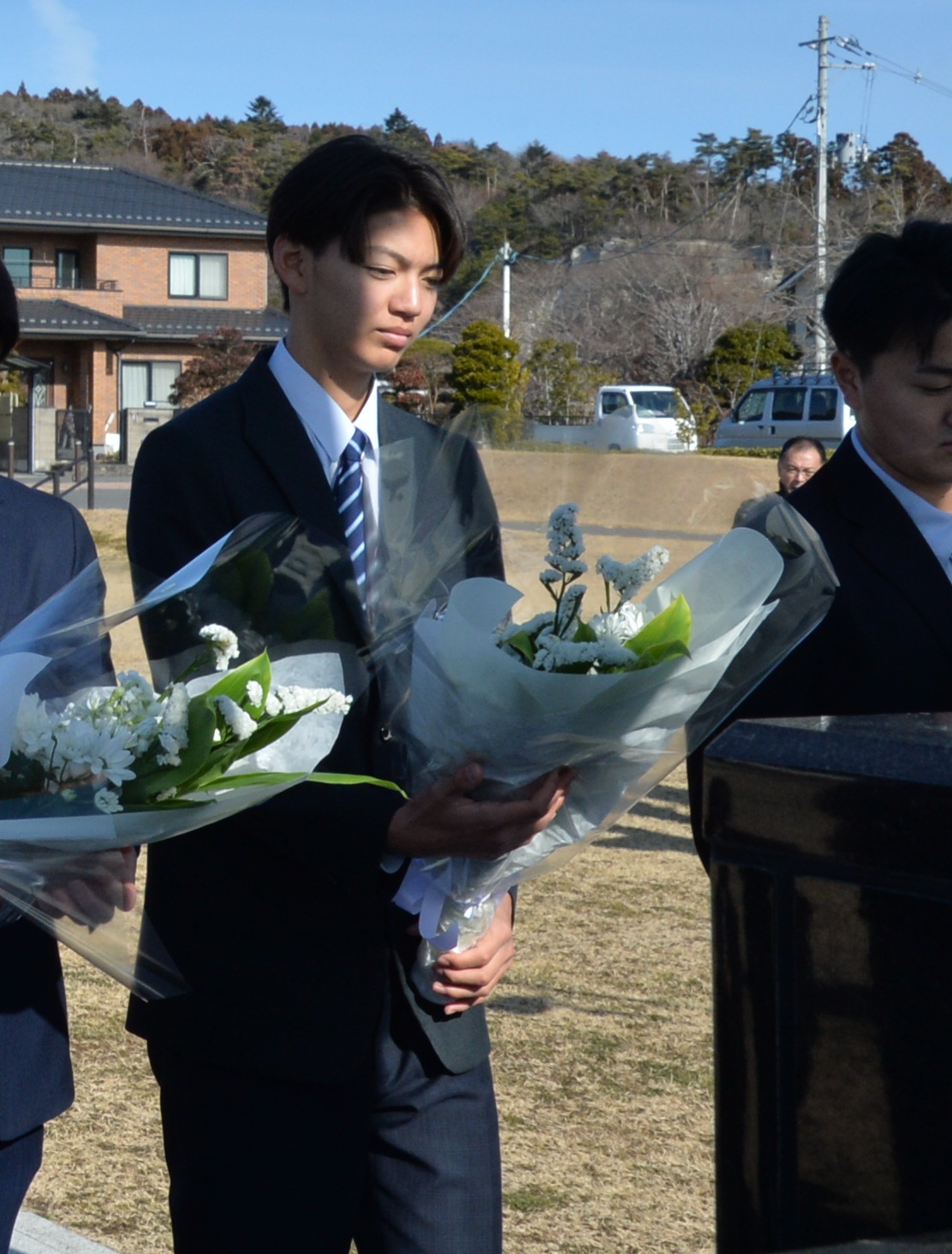 1月20日、旧野蒜駅の震災遺構にある慰霊碑に献花を行った大内
