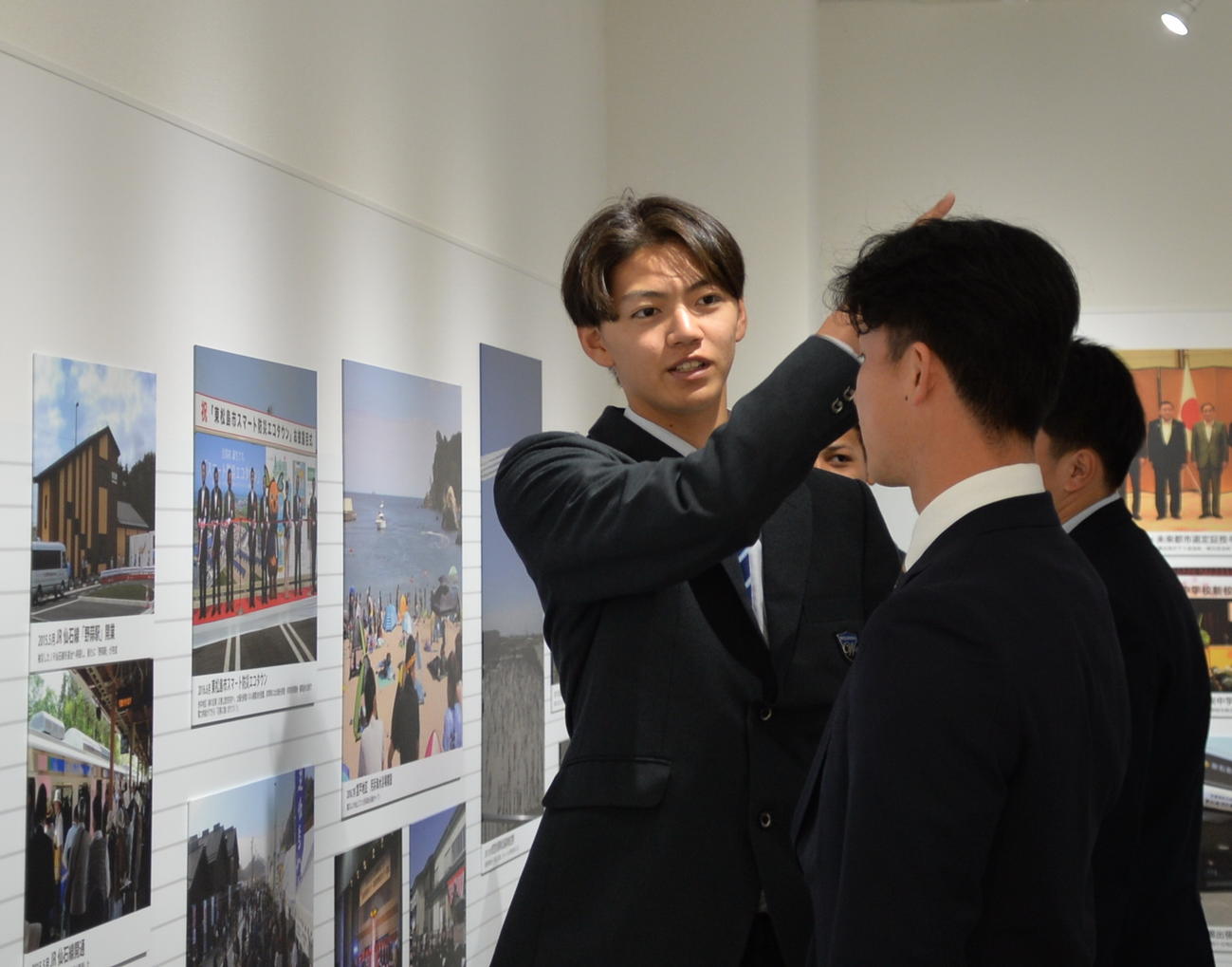 1月20日、東松島市の震災復興伝承館で同期の選手たちに当時の状況を伝える大内（左）