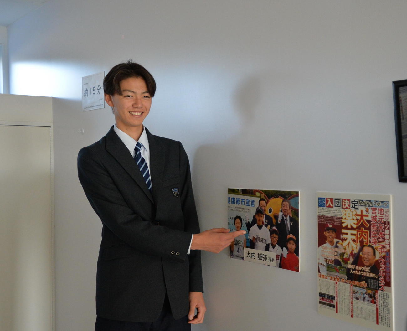 震災復興伝承館に飾られていた自身の写真を指さす大内