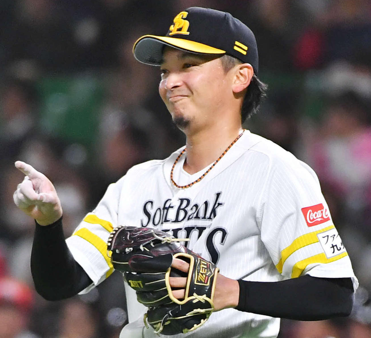 ソフトバンク対巨人　3回表巨人2死、松原の三ゴロを好守した井上を笑顔で指さす東浜（撮影・岩下翔太）
