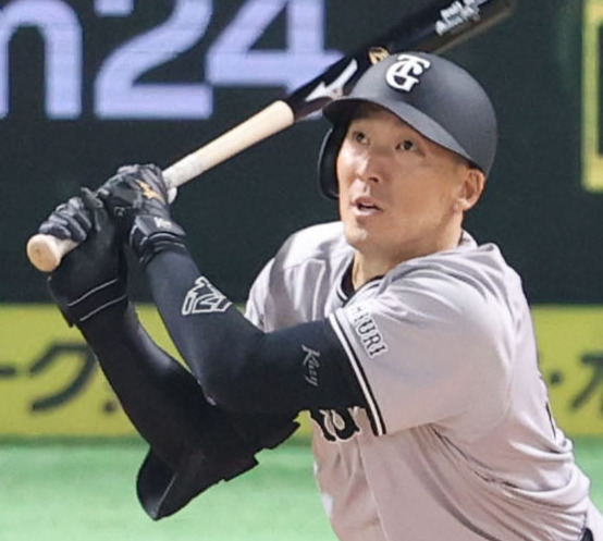 ソフトバンク対巨人　6回表巨人1死、梶谷は右越えに本塁打を放つ（撮影・梅根麻紀）