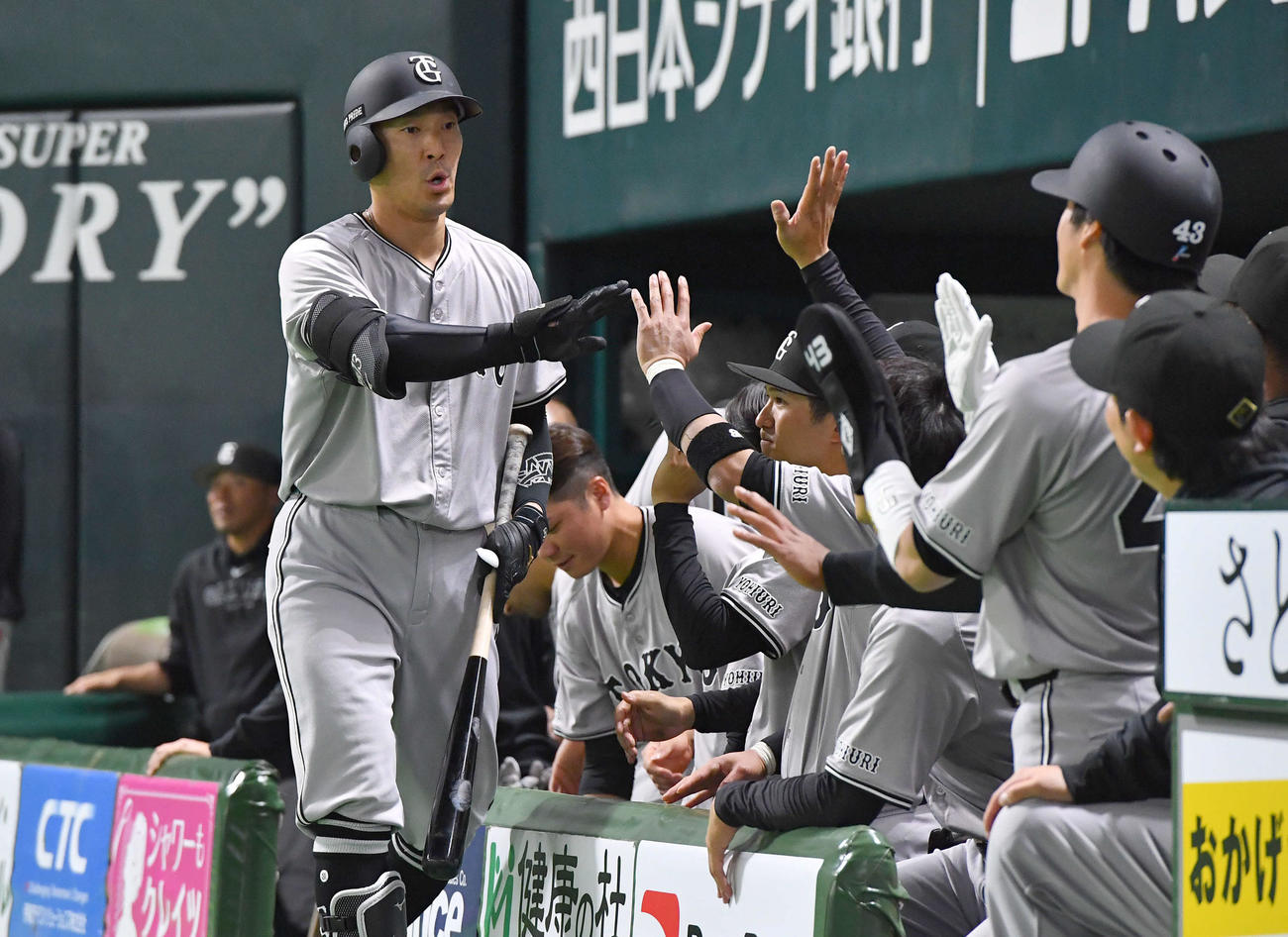 ソフトバンク対巨人　6回表巨人1死、右越え本塁打を放ち、ナインとタッチを交わす梶谷（撮影・岩下翔太）