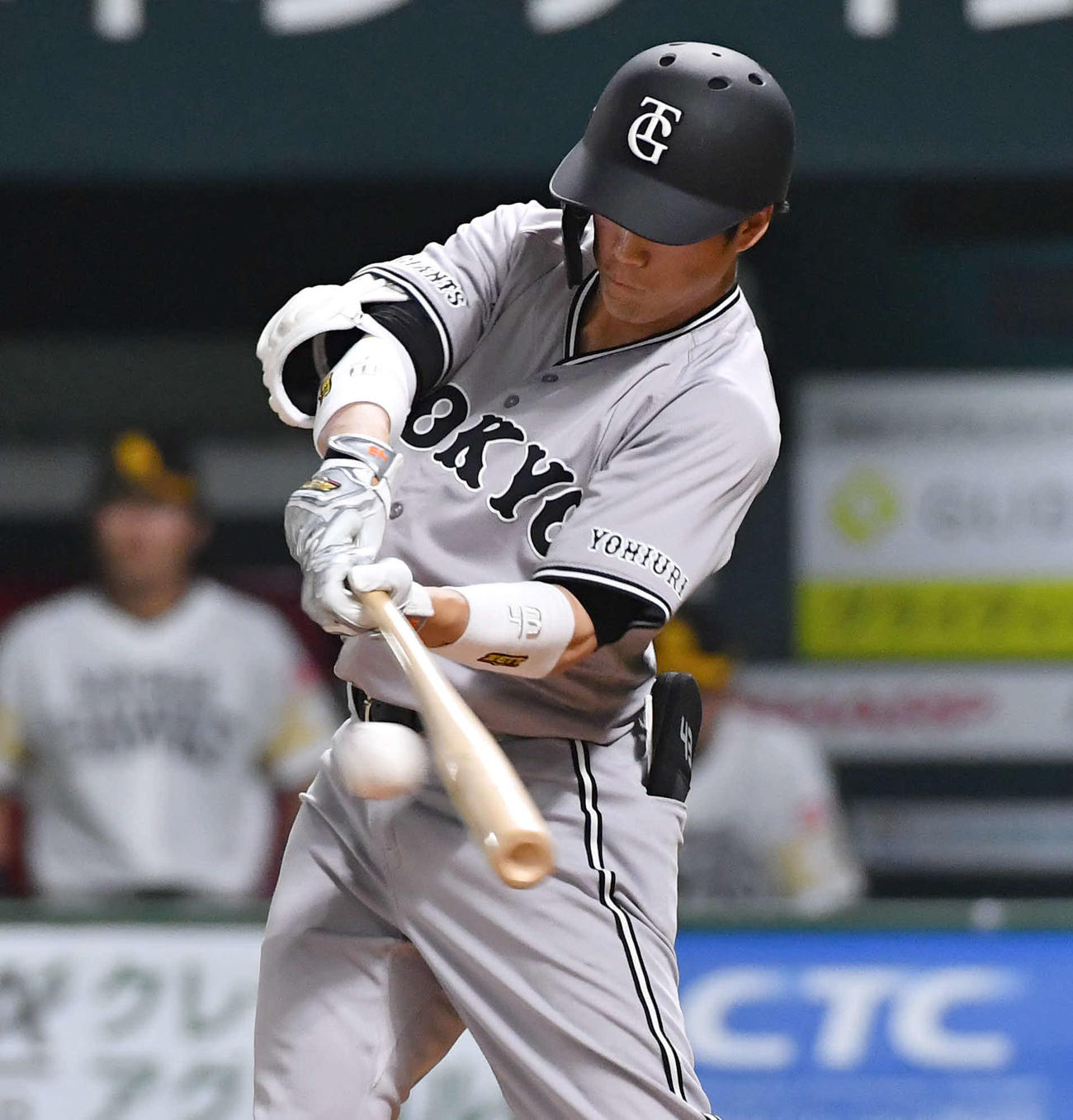 ソフトバンク対巨人　8回表巨人2死満塁、重信は逆転の中前2点適時打を放つ（撮影・岩下翔太）