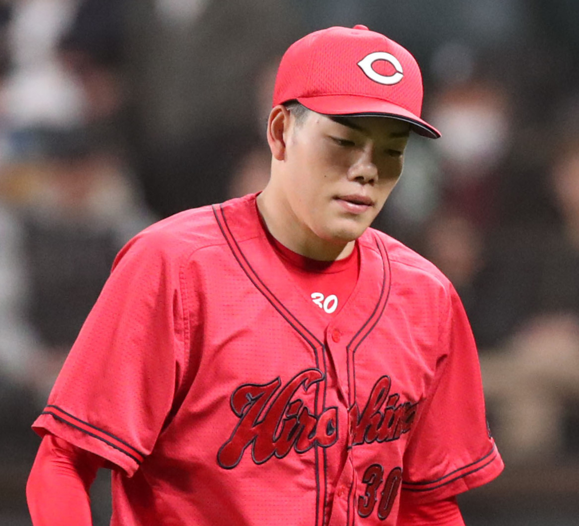 日本ハム対広島　9回途中で降板する広島滝田（撮影・佐藤翔太）