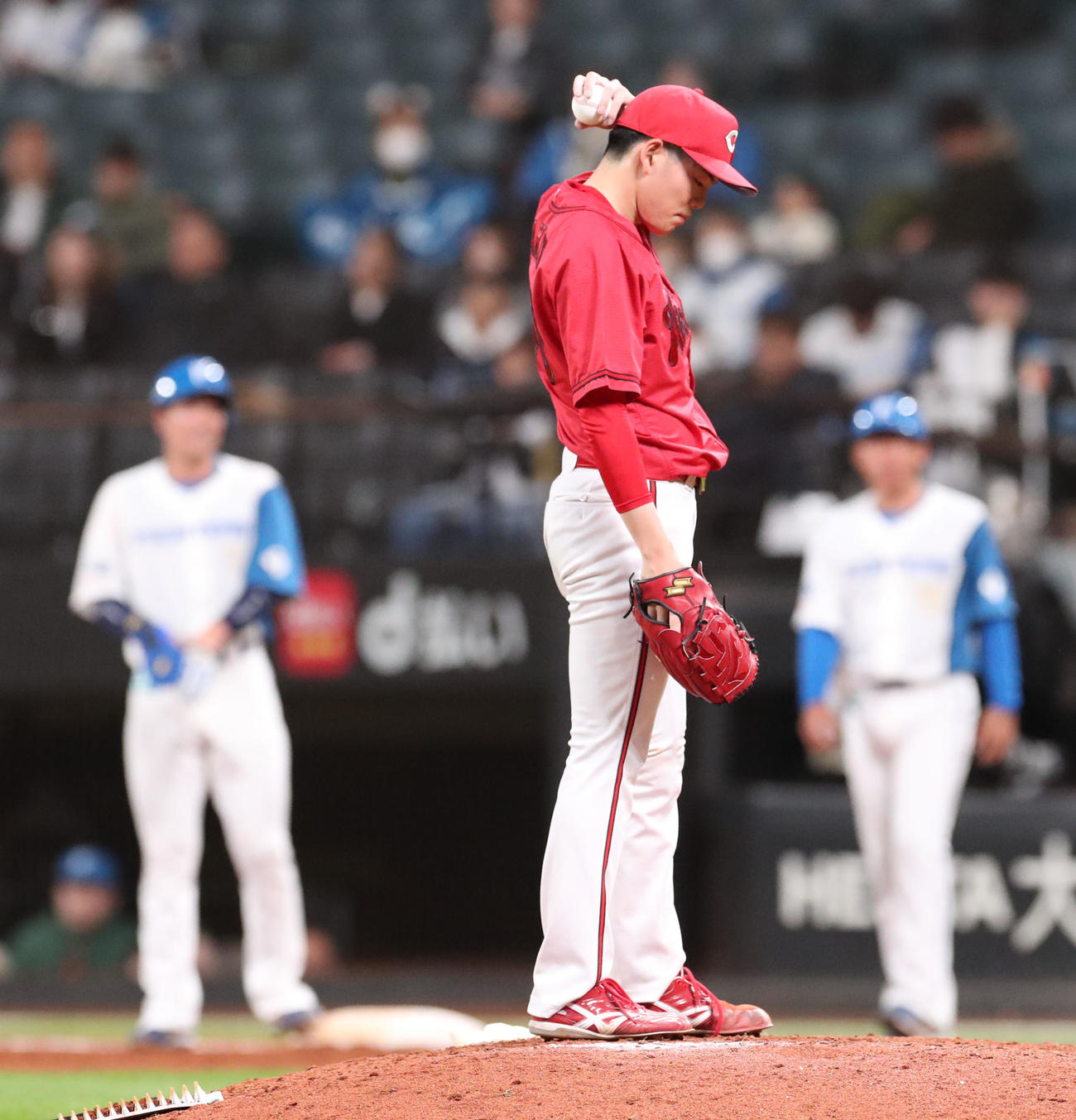 日本ハム対広島　9回裏日本ハム無死三塁、松本剛に四球を与える滝田（撮影・佐藤翔太）