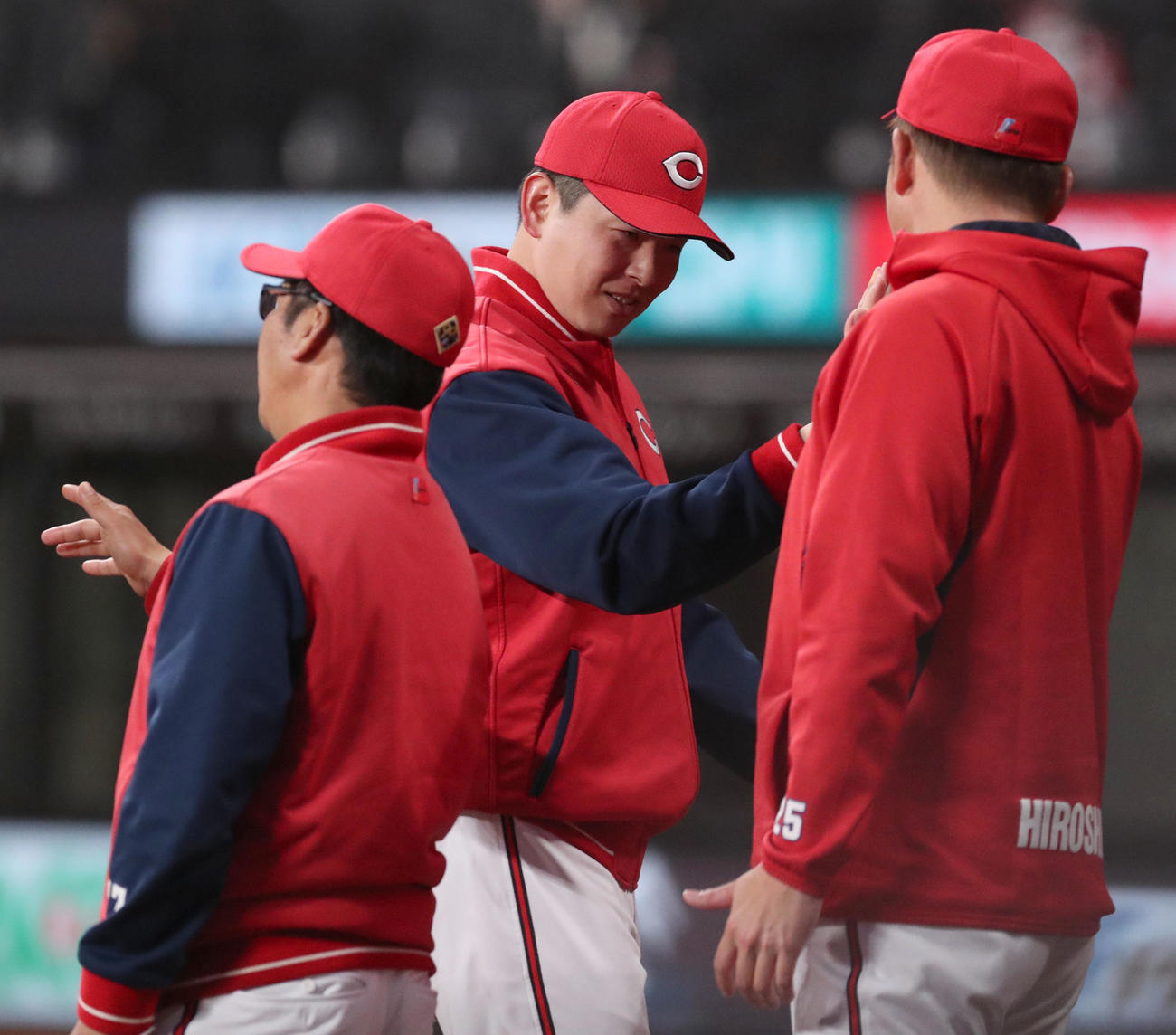 日本ハム対広島　試合終了後、広島大瀬良（中央）は新井監督に出迎えられる（撮影・佐藤翔太）