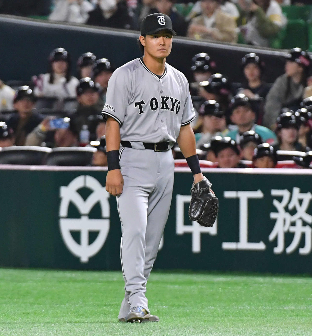 ソフトバンク対巨人　6回裏、一塁を守る郡（撮影・岩下翔太）