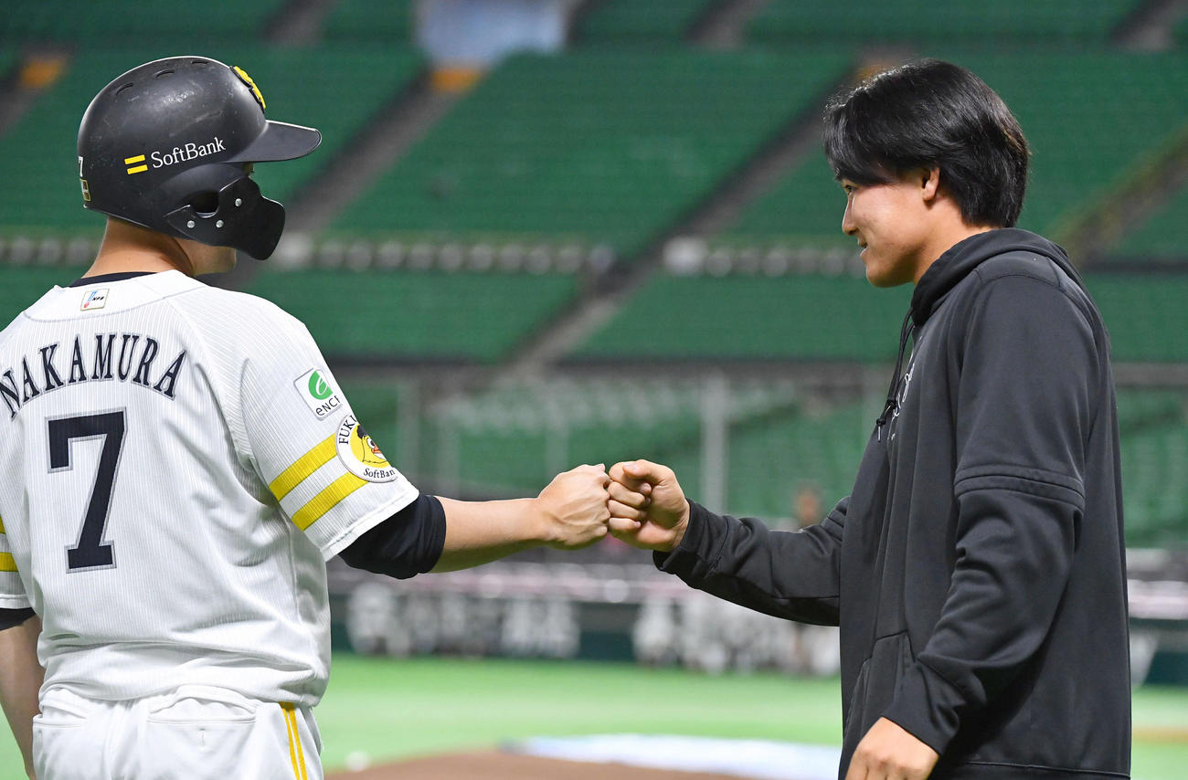 ソフトバンク対巨人　試合前、ソフトバンク中村晃（左）とグータッチを交わす巨人郡（撮影・岩下翔太）