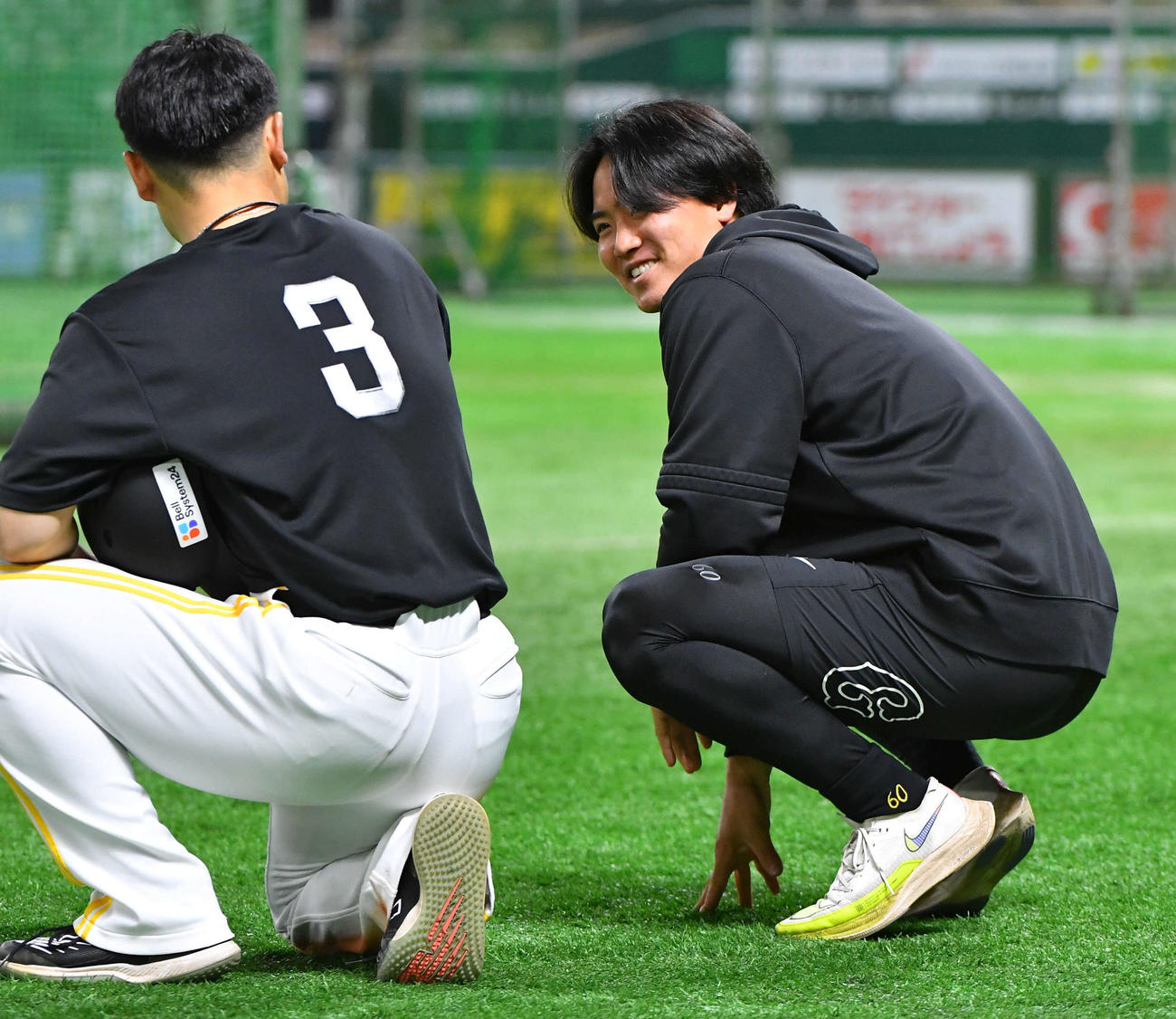 ソフトバンク対巨人　試合前、ソフトバンク近藤（左）と笑顔で話す巨人郡（撮影・岩下翔太）