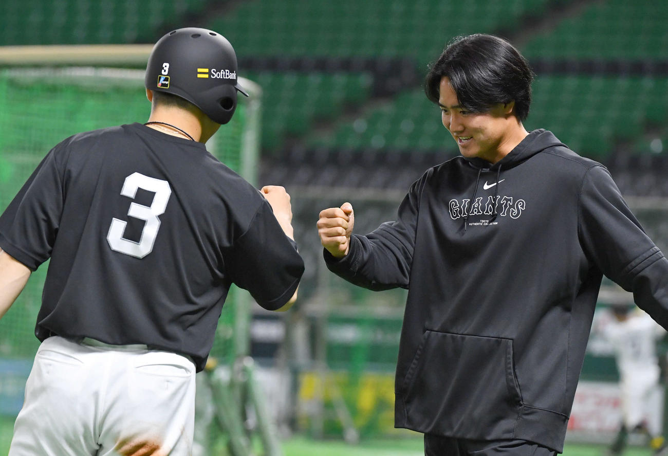 ソフトバンク対巨人　試合前、ソフトバンク近藤（左）とグータッチを交わす巨人郡（撮影・岩下翔太）