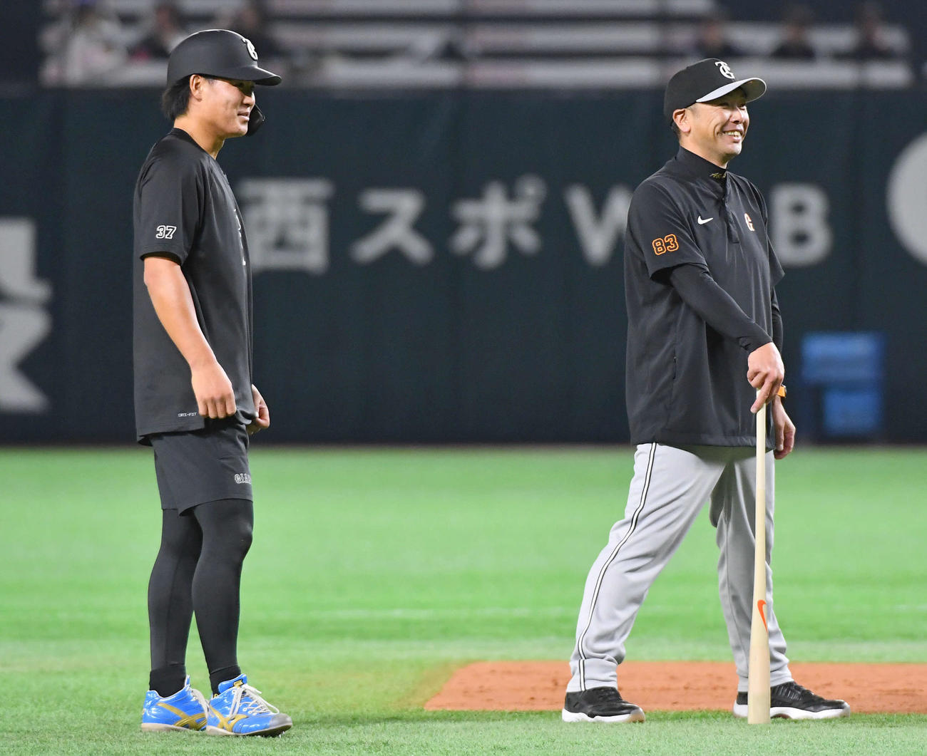 ソフトバンク対巨人　試合前、郡（左）と笑顔で話す巨人阿部監督（撮影・岩下翔太）