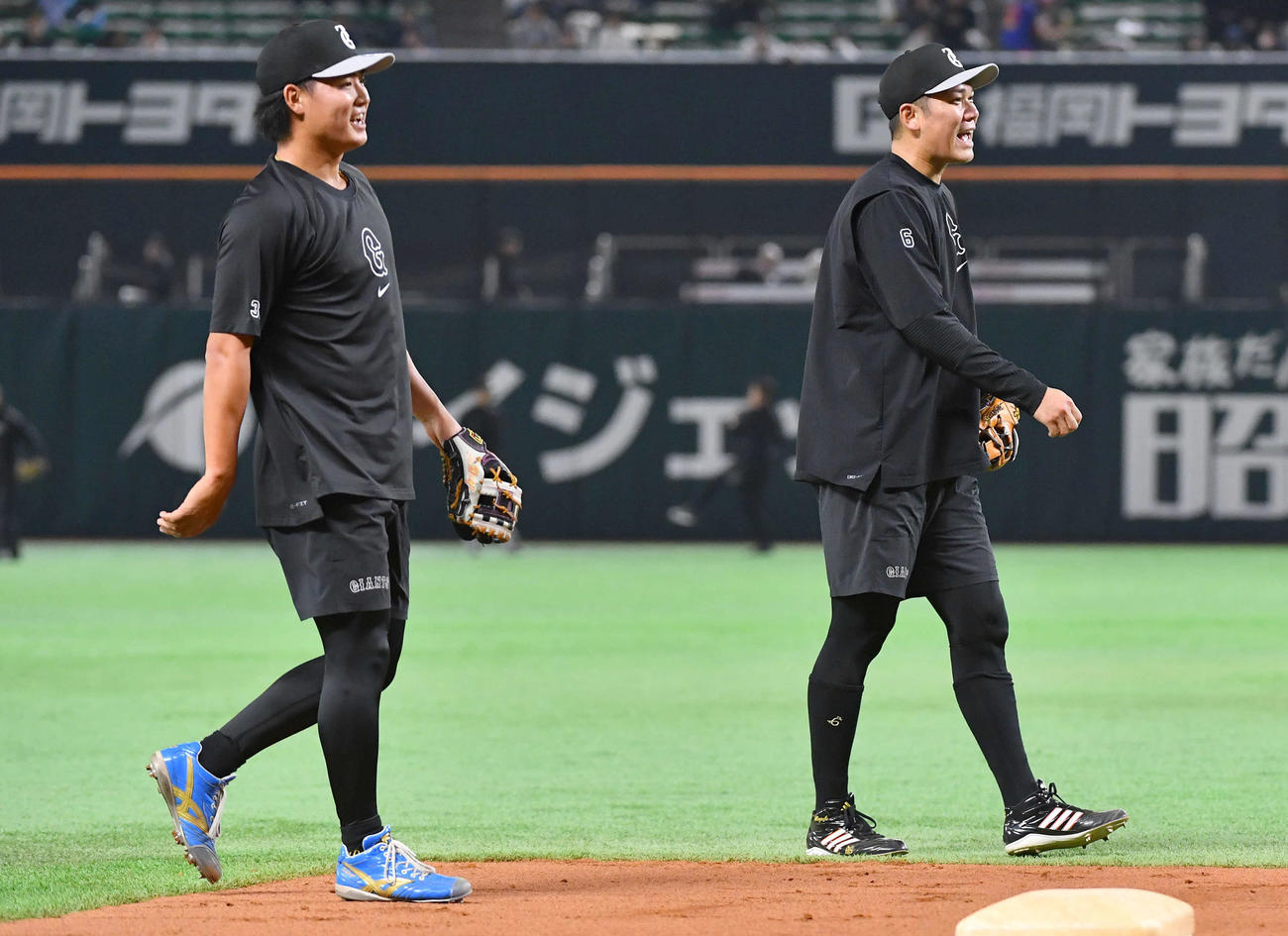 ソフトバンク対巨人　試合前、三塁の守備練習を行う巨人坂本（右）と郡（撮影・岩下翔太）
