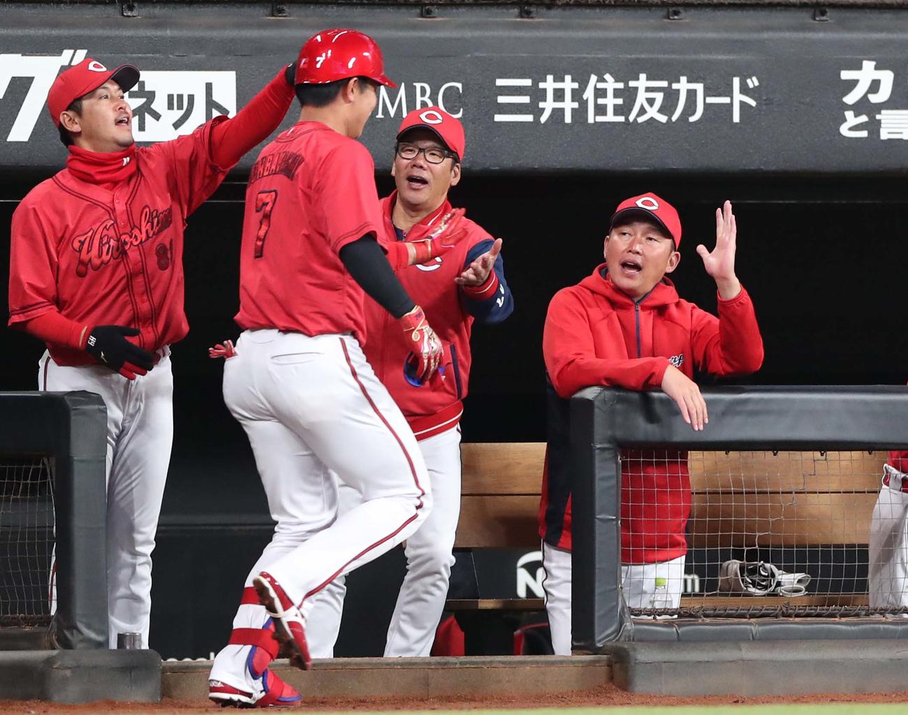 日本ハム対広島　2回表、本塁打を放った堂林を出迎える新井監督（撮影・黒川智章）