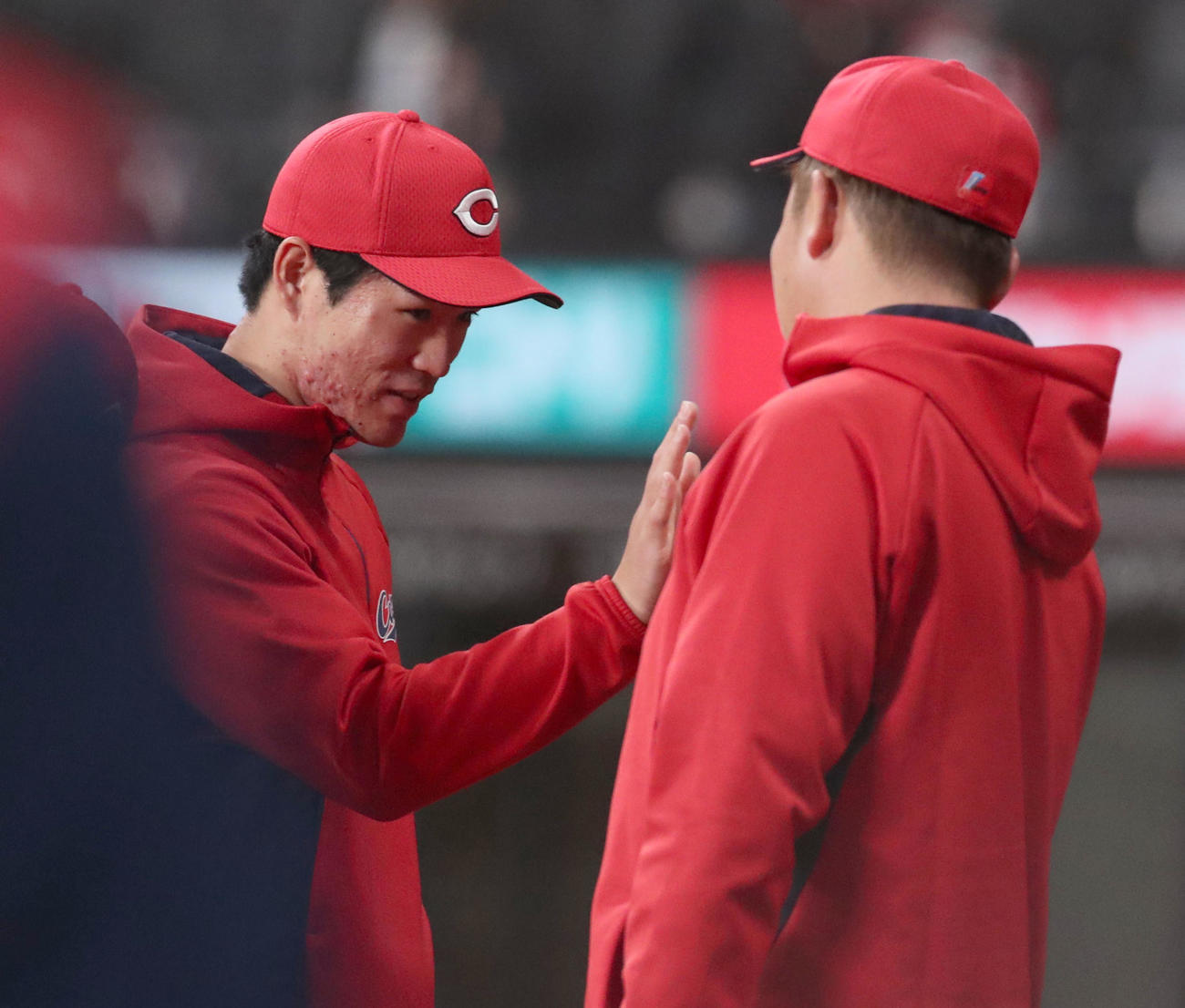 日本ハム対広島　試合終了後、広島斉藤（左）は新井監督に出迎えられる（撮影・佐藤翔太）