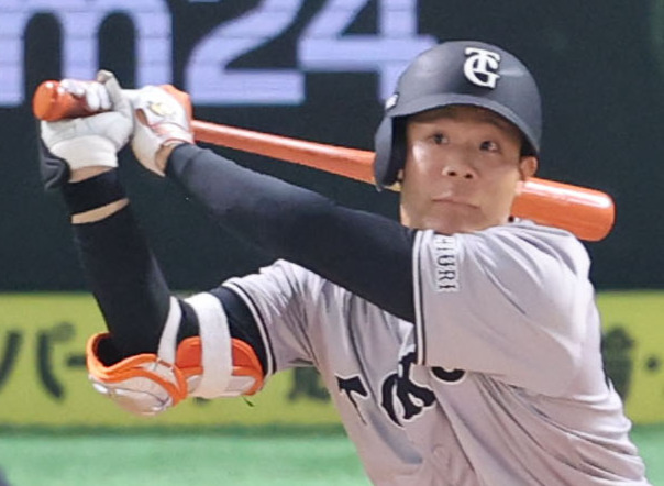 ソフトバンク対巨人　7回表巨人1死、佐々木は中越え三塁打を放つ（撮影・梅根麻紀）