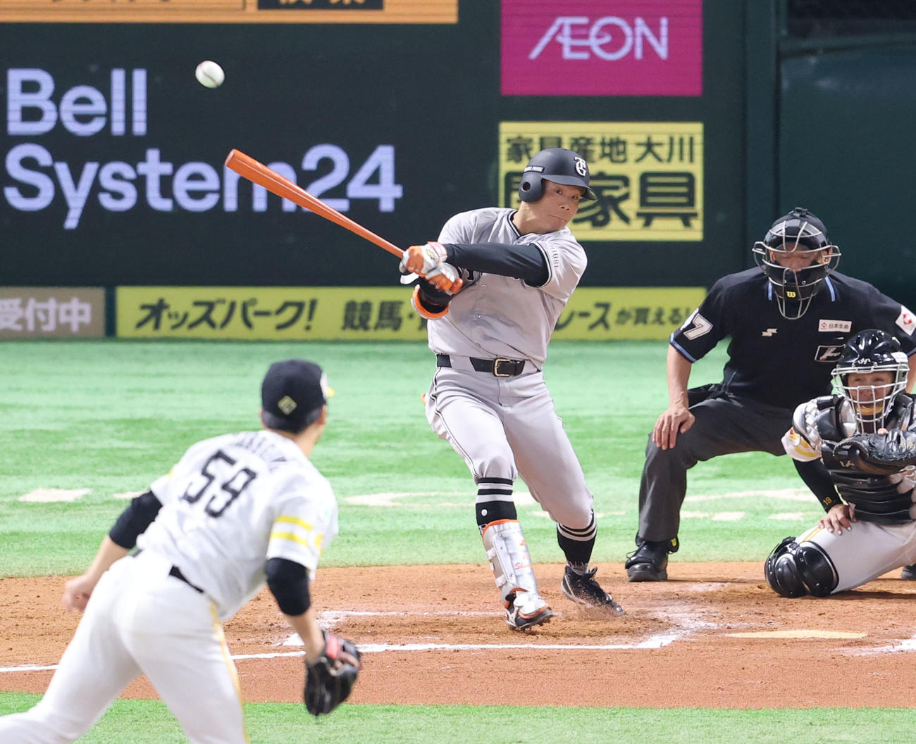 ソフトバンク対巨人　7回表巨人1死、佐々木は中越え三塁打を放つ（撮影・梅根麻紀）