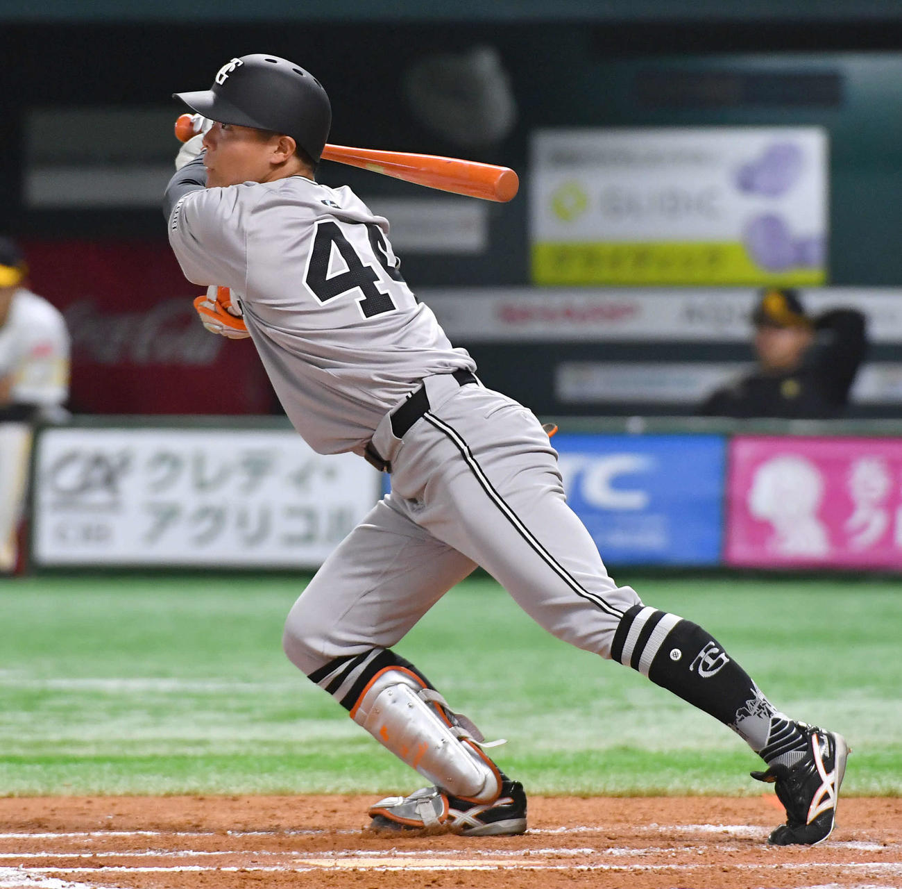 ソフトバンク対巨人　7回表巨人1死、佐々木は中越え三塁打を放つ（撮影・岩下翔太）