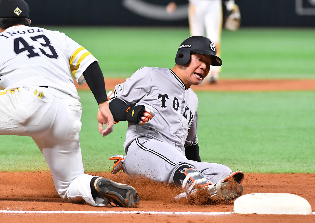 ソフトバンク対巨人　7回表巨人1死、佐々木は中越え三塁打を放つ（撮影・岩下翔太）