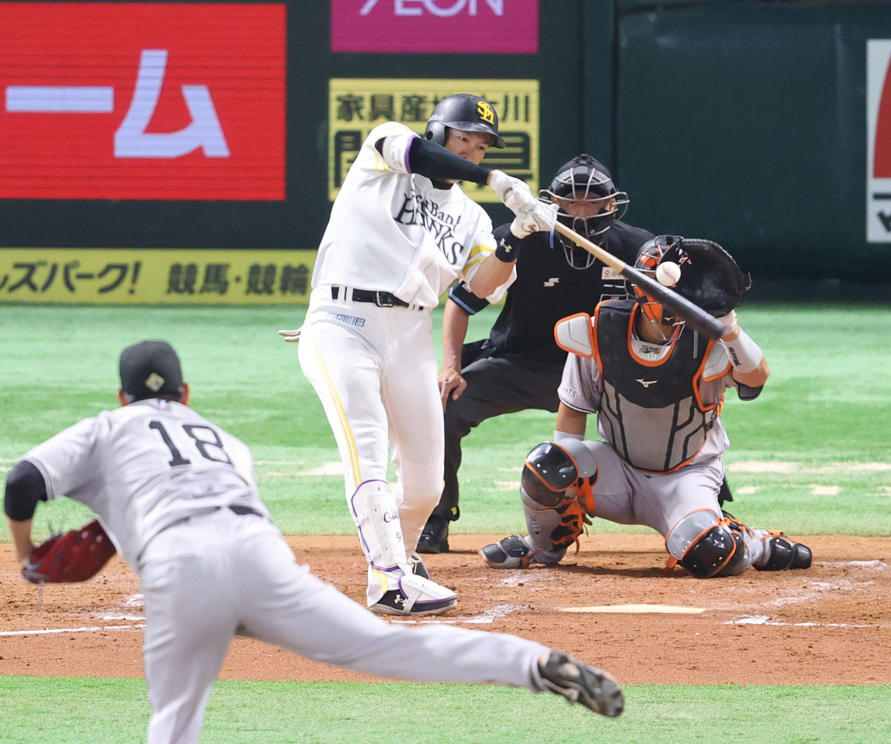ソフトバンク対巨人　3回裏ソフトバンク2死一、三塁、柳田は中前に適時打を放つ（撮影・梅根麻紀）