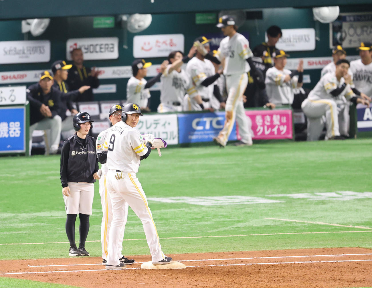 ソフトバンク対巨人　3回裏ソフトバンク2死一、三塁、柳田は中前に適時打を放つ（撮影・梅根麻紀）