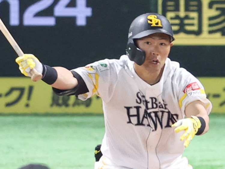 ソフトバンク対巨人　2回裏ソフトバンク無死、中村晃は中前安打を放つ（撮影・梅根麻紀）