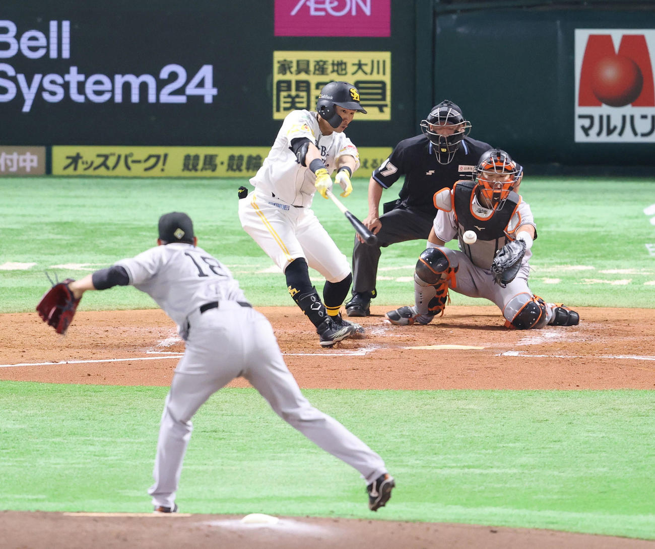 ソフトバンク対巨人　2回裏ソフトバンク無死、中村晃は中前安打を放つ（撮影・梅根麻紀）