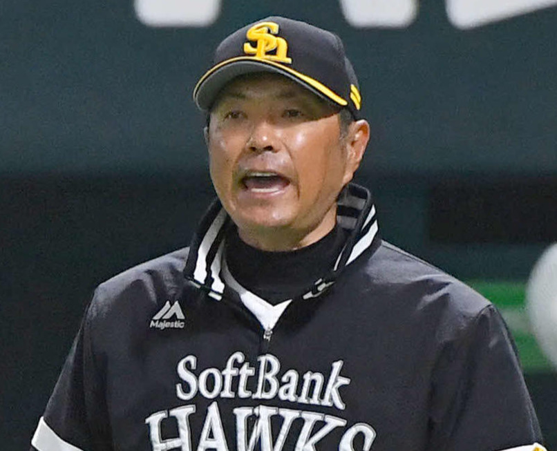 ソフトバンク対巨人　7回裏の攻撃を終え、守備の交代を告げる小久保監督（撮影・岩下翔太）
