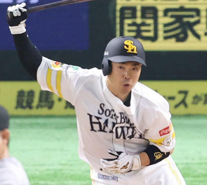 ソフトバンク対巨人　1回裏ソフトバンク2死二塁、近藤は中前に先制適時打を放つ。投手菅野（撮影・梅根麻紀）