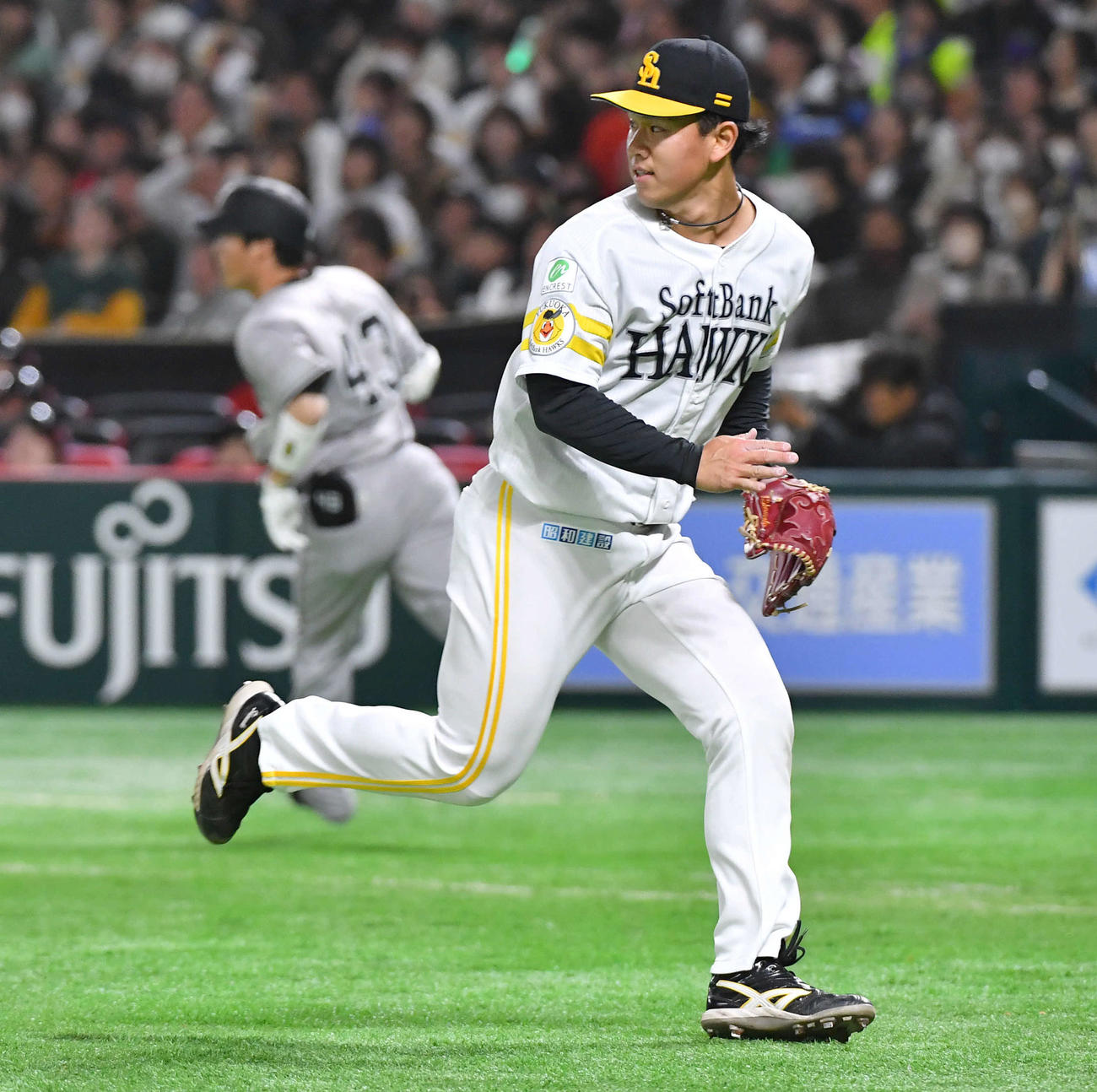 ソフトバンク対巨人　8回表巨人2死満塁、重信（左）に逆転の中前2点適時打を打たれた岩井（撮影・岩下翔太）