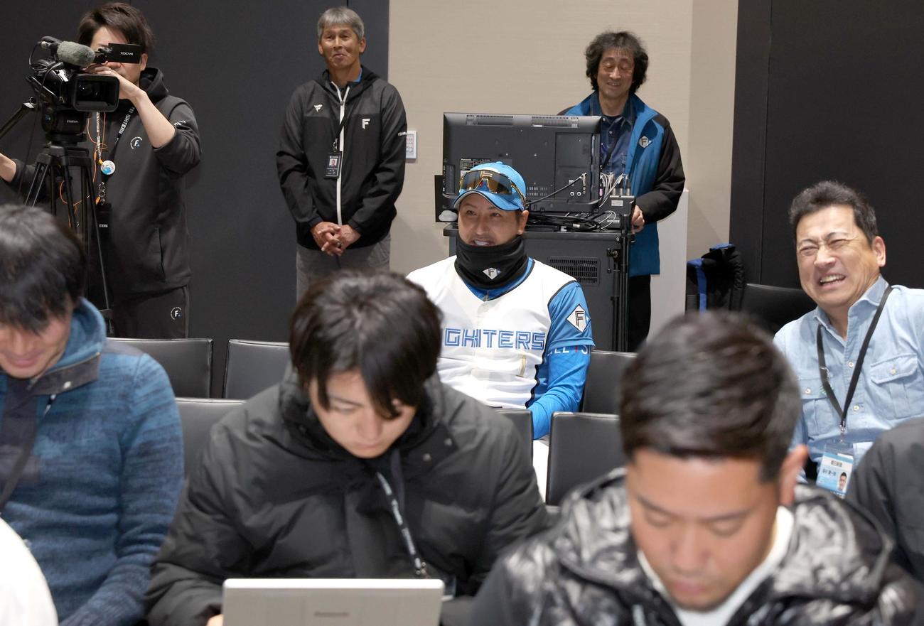 支配下登録された福島の記者会見に記者にまぎれ参加する新庄監督（撮影・黒川智章）