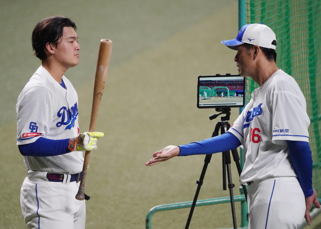 上田打撃コーチと動画で打撃を確認し言葉を交わす石川昂（左）（撮影・森本幸一）