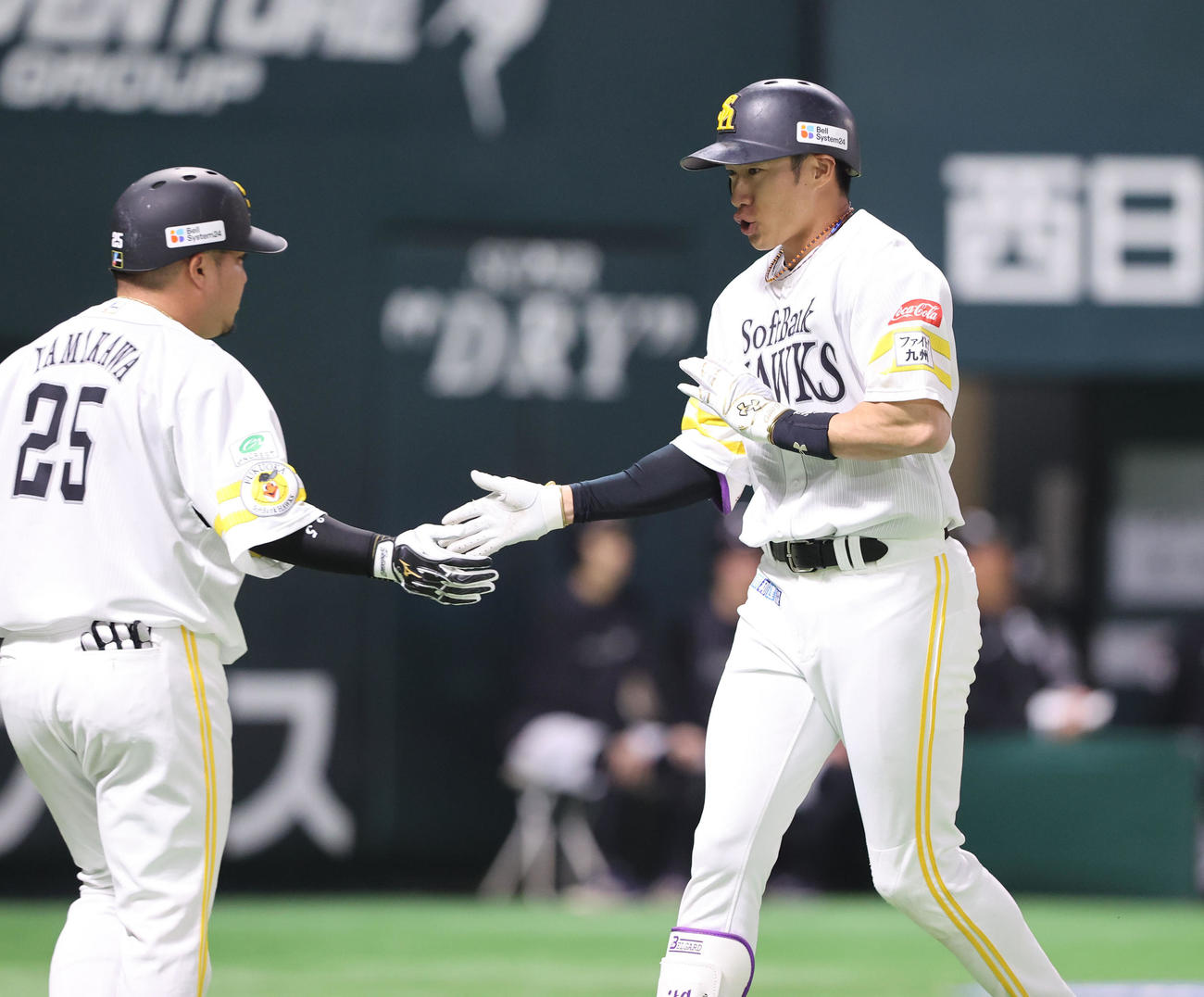 ソフトバンク対巨人　1回裏ソフトバンク1死一、二塁、柳田は右越えに先制となる3点本塁打を放ち山川とハイタッチ（撮影・梅根麻紀）