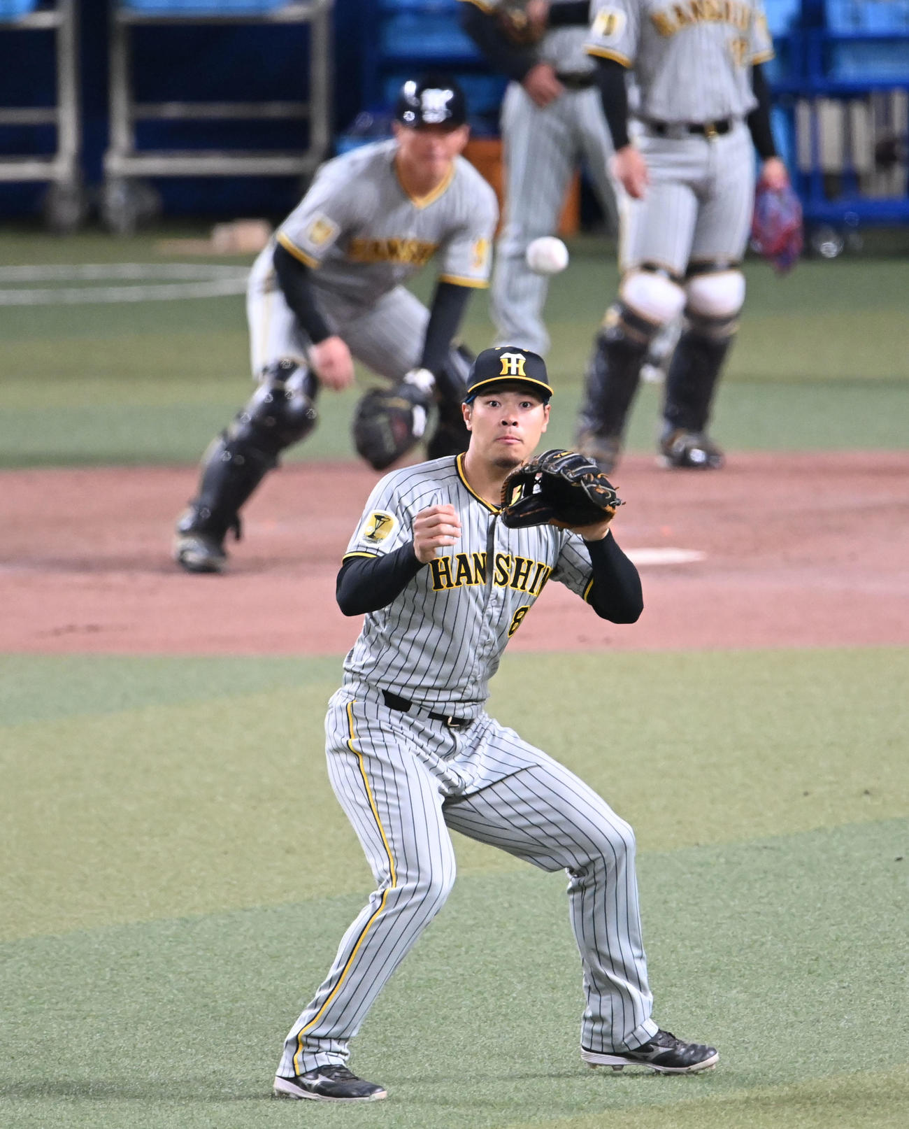 シートノックで送球を受ける佐藤輝（撮影・森本幸一）