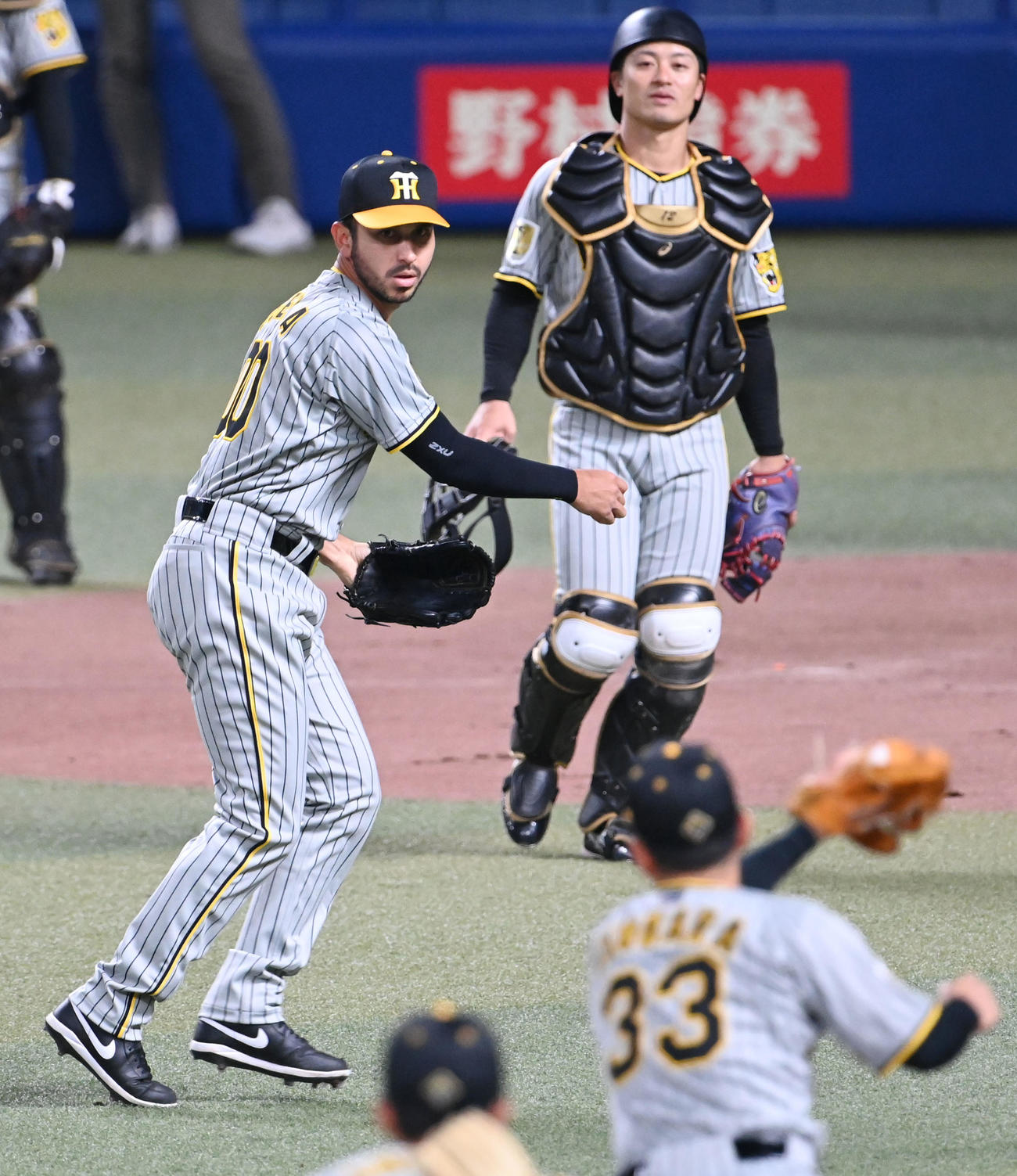 投内連係練習をするゲラ（撮影・森本幸一）