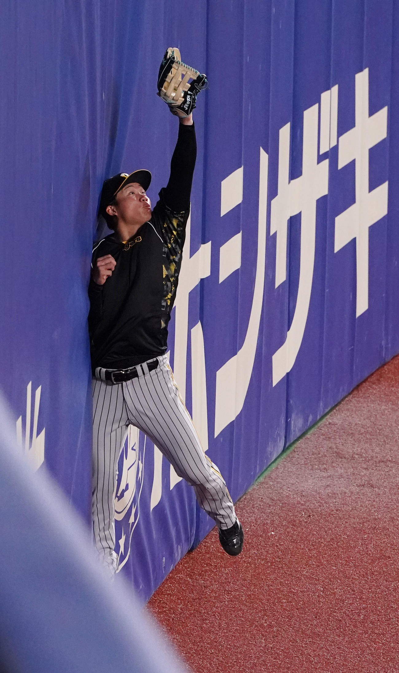 フェンス際の捕球練習をする森下（撮影・森本幸一）