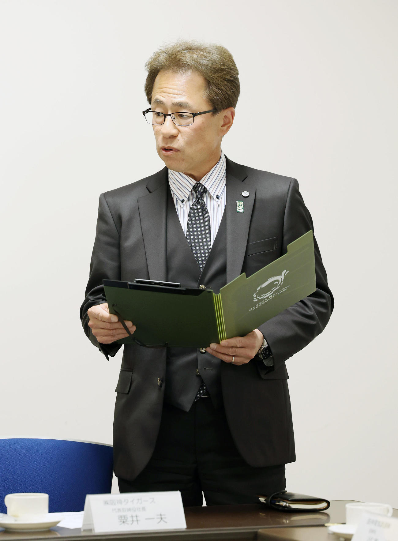 「阪神タイガース・阪神甲子園球場　暴力団等排除対策協議会」であいさつする阪神粟井球団社長（撮影・前田充）