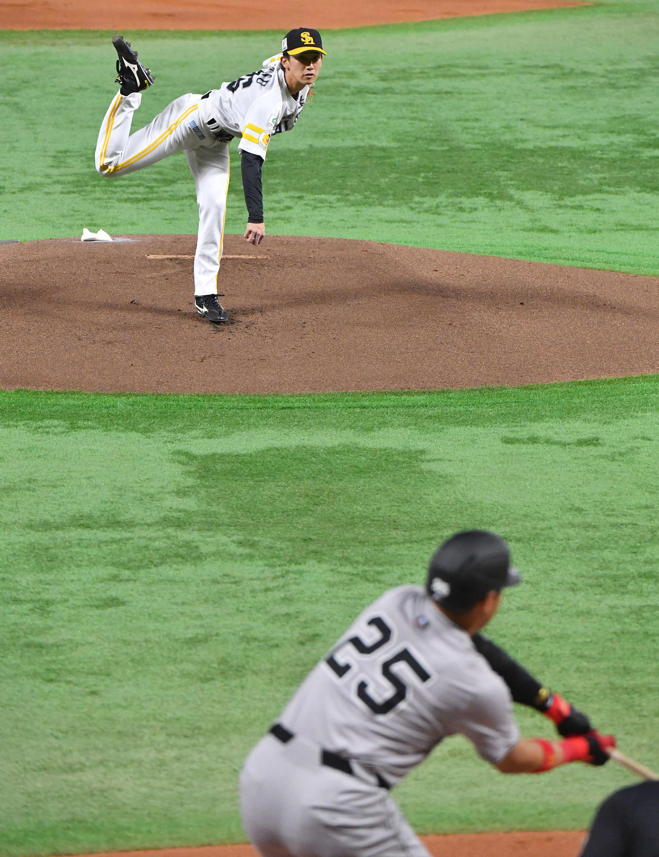 ソフトバンク対巨人　1回表巨人2死一塁、岡本和（手前）を空振り三振に抑える大津（撮影・岩下翔太）