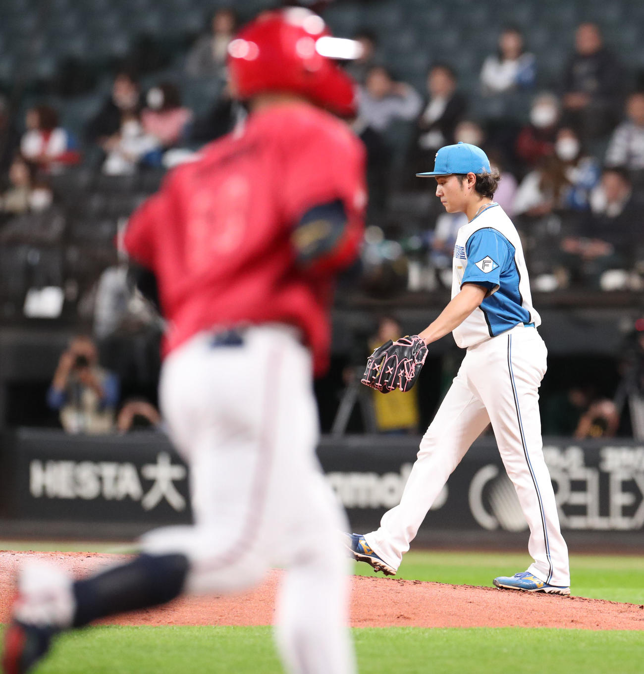 日本ハム対広島　5回表広島無死、田村に右越え本塁打を浴びる伊藤（撮影・佐藤翔太）