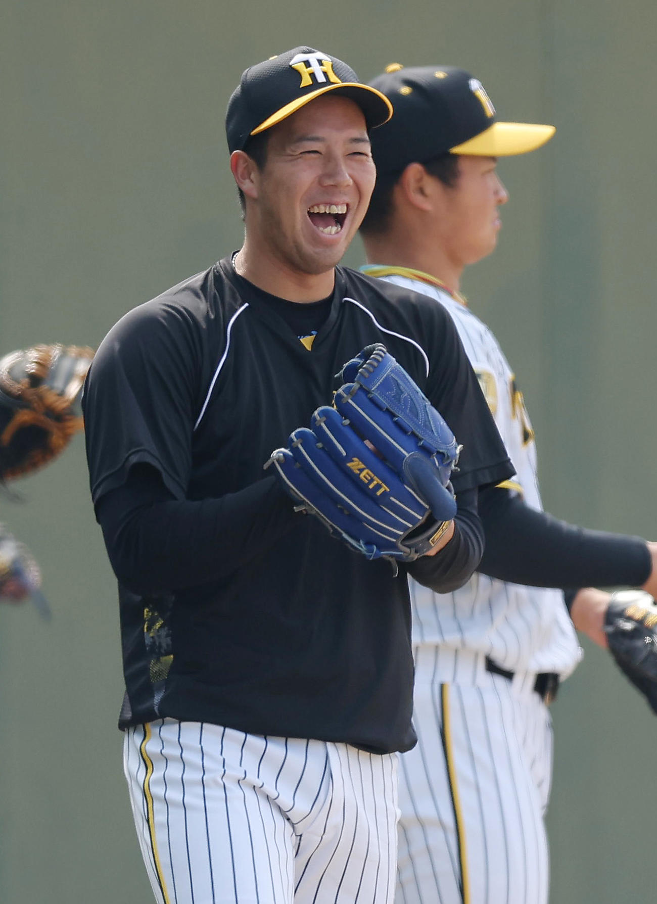 練習中、笑顔を見せる阪神青柳（撮影・前田充）