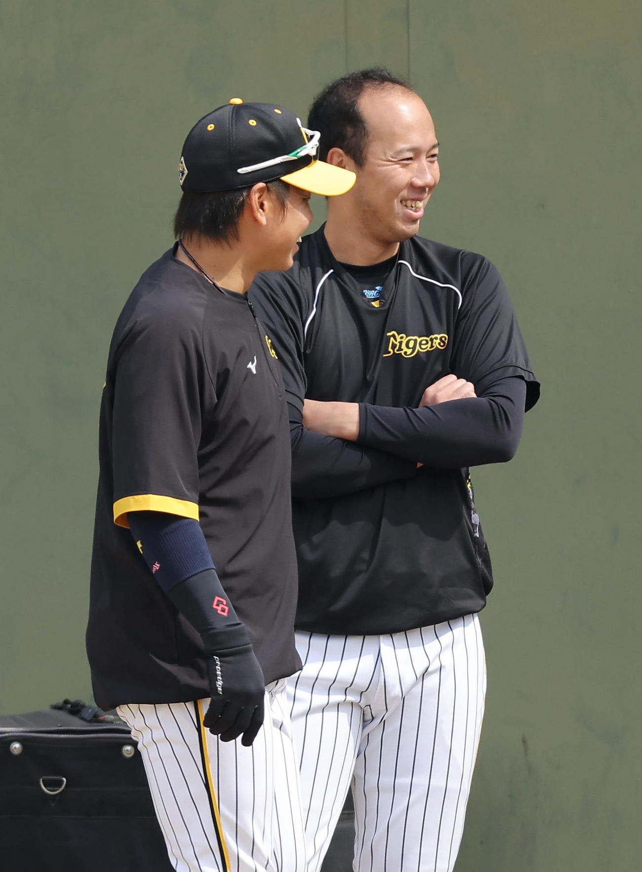 笑顔で言葉を交わす阪神梅野（左）と青柳（撮影・前田充）
